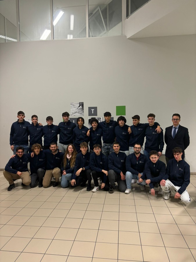 I ragazzi del 14 CORSO MECCANICO con il prof. Milano